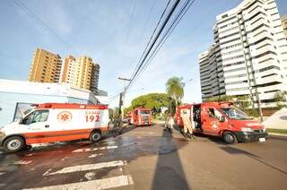Equipes do Corpo de Bombeiros e do Samu socorreram as vítimas do acidente ocorrido na manhã de ontem, no Centro da Capital. (Foto: Marcelo Calazans)