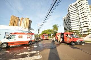 Equipes do Corpo de Bombeiros e do Samu socorreram as vítimas do acidente ocorrido na manhã de ontem, no Centro da Capital. (Foto: Marcelo Calazans)