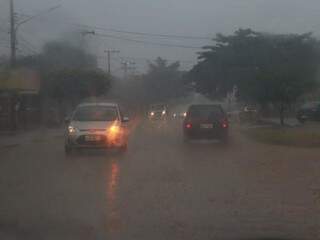 Chuva forte chegou a alagar rua do bairro Aero Rancho, na Capital (Foto: Henrique Kawaminami)