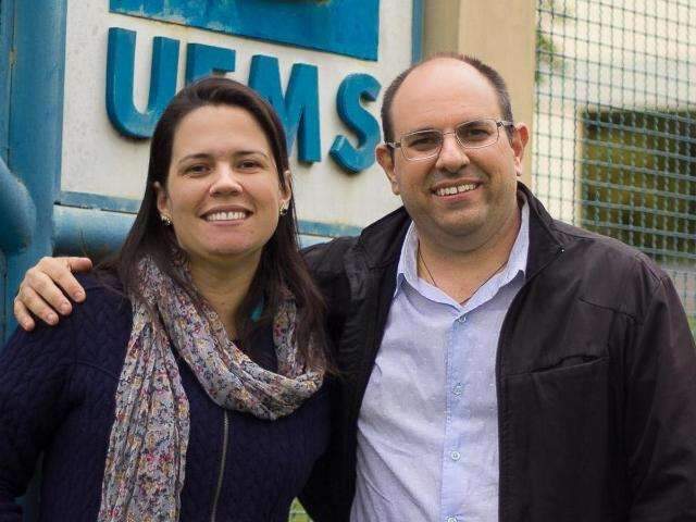 Corpo a corpo e adesivagem marcam v&eacute;spera de elei&ccedil;&otilde;es na UFMS