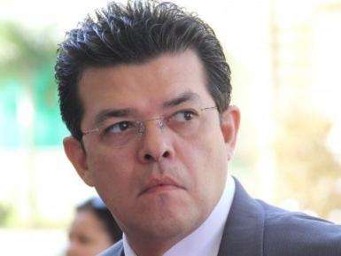 Prefeito afastado se entrega de madrugada em delegacia e fica preso 