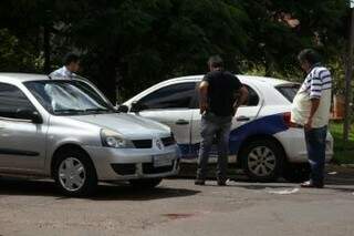 Veículos que envolveram em acidente perto do trecho interditado (Foto: Marcos Ermínio)