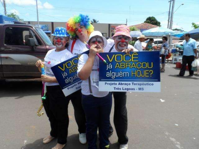 Em Tr&ecirc;s Lagoas, campanha distribui abra&ccedil;os pelas ruas