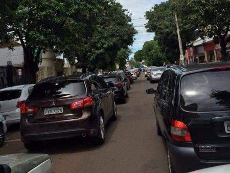 Grande fluxo de ve&iacute;culos congestiona rua 15 de novembro