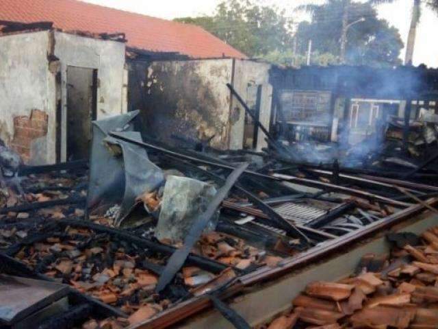 Choperia que funcionava em casa de madeira &eacute; destru&iacute;da por inc&ecirc;ndio