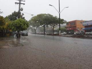 Dourados tem 40 mil&iacute;metros de chuva em uma hora e ruas ficam alagadas