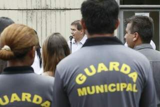 Guardas municipais escutando o discurso de Bernal esta tarde (Fotos: Cleber Gellio)