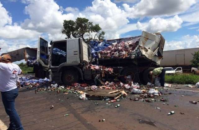 Carretas bi trem colidem e BR-267 fica interditada para limpeza da pista 
