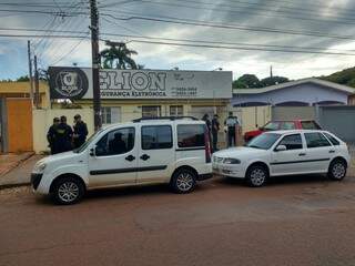Agentes do Gaeco em frente a uma empresa de segurança em Dourados (Foto: Adalberto Domingos)