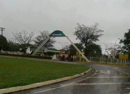 Carreta fica presa na portaria da sede do Detran na MS-080