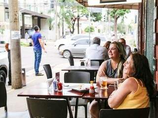 Pelo Centro da cidade, o que não falta são bares que ganham com o fim de tarde prolongado e a presença dos clientes. (Foto: Kísie Ainoã)