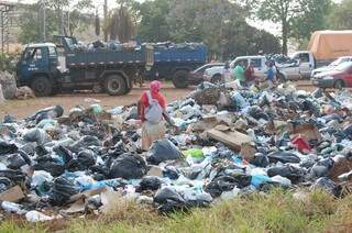 Sem conseguir entrar no Lixão, população descartou o lixo em frente ao aterro. (Foto: Simão Nogueira)