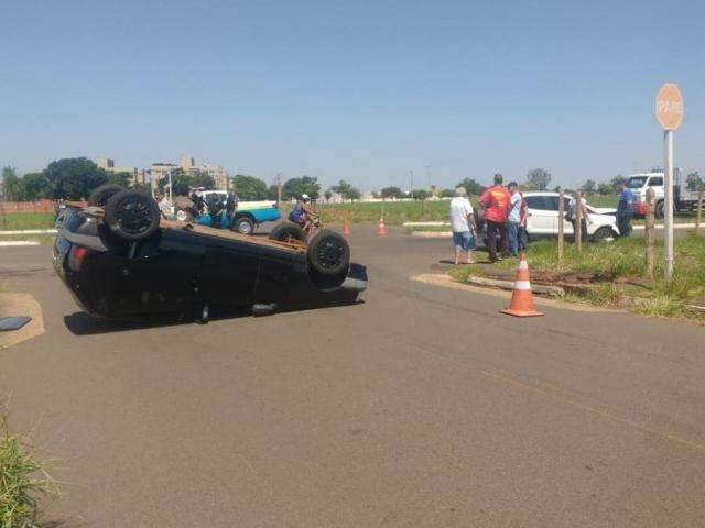 Acidente entre dois ve&iacute;culos termina em capotagem e motorista ferida 