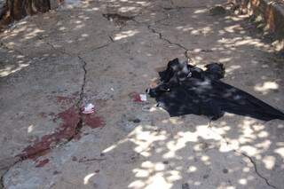 No local do crime, sangue e a camiseta da vítima. (Foto: Simão Nogueira)