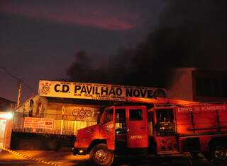 Incêndio atinge prédio que abriga torcida organizada do Corinthians. (Foto: Rodrigo Pazinato)