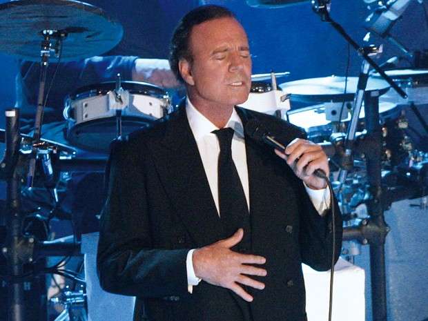 Em grande estilo, show de Julio Iglesias ter&aacute; frisante e vinho tinto