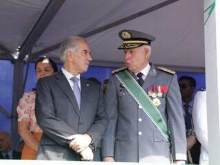 General Lourival Carvalho Silva ao lado do governador Reinaldo Azambuja (Foto: Kísie Ainoã)