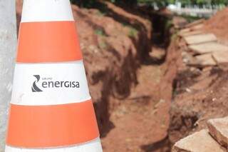 Cones da empresa Energisa foram colocados no local para sinalizar a obra (Foto: Kísie Ainoã)