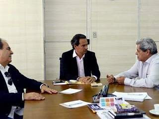 Prefeito de Campo Grande, Marquinhos Trad (PSD), no centro, com o ex-governador de MS, André Puccinelli (PMDB), à direita. (Foto: Divulgação).
