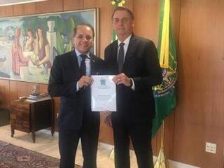 Carlos Alberto David dos Santos entregando ao presidente, documento com as demandas para o reaparelhamento do DOF. (Foto: Divulgação)