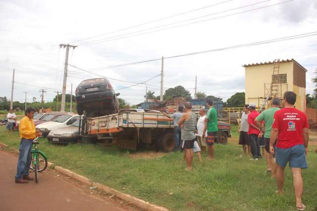  Motorista perde controle e P&aacute;lio &ldquo;estaciona&rdquo; em cima de caminhonete
