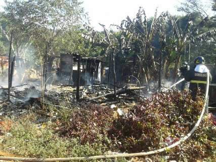 Incêndio destrói dois barracos em favela de Campo Grande