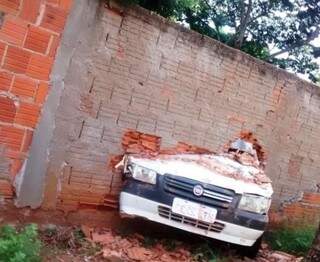 Carro derruba muro de escola em Batayporã. (Foto: Nova News)