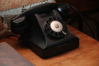 Telefone que no passado funciona, hoje só decora. (Foto: Marcos Ermínio)