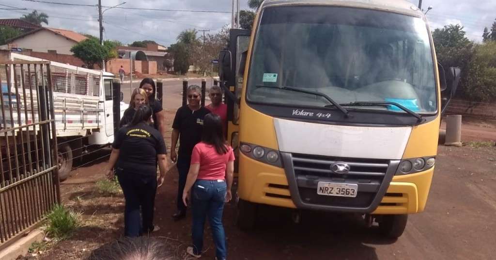 Ônibus escolar quebra a caminho da escola e pais de alunos