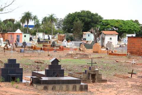 Prefeitura faz contrato emergencial de R$ 1,1 milhão para limpar cemitérios