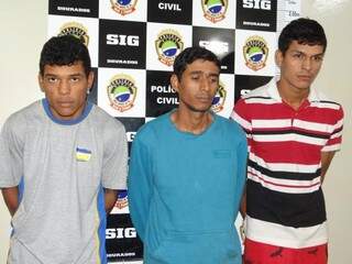Os três homens acusados de roubo de caminhonetes foram presos pelo SIG (Foto: Osvaldo Duarte/Dourados News)