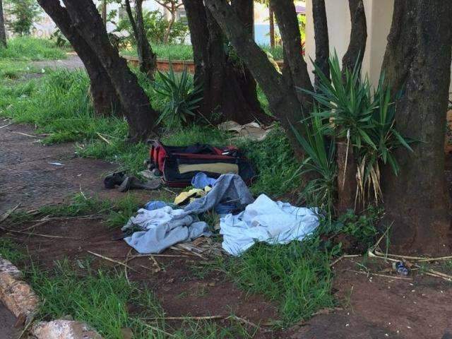 Pra&ccedil;a abandonada onde homem foi morto &eacute; ponto de usu&aacute;rios de drogas