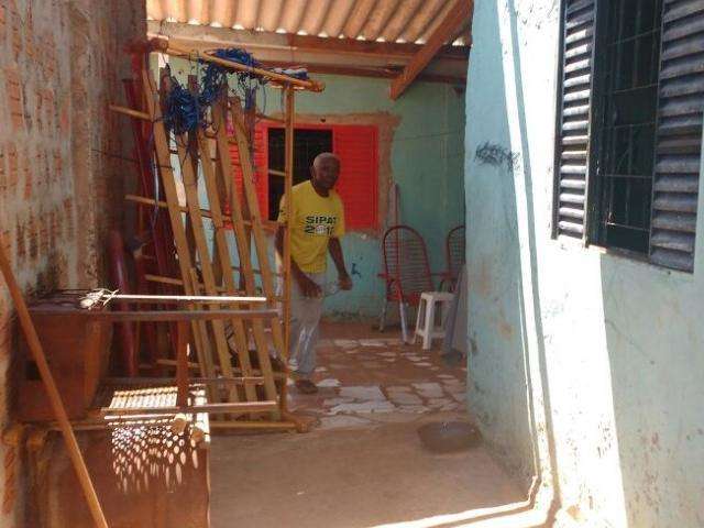 Enquanto pedreiro reforma casa, filhos de Cira vivem em casebre com o av&ocirc;