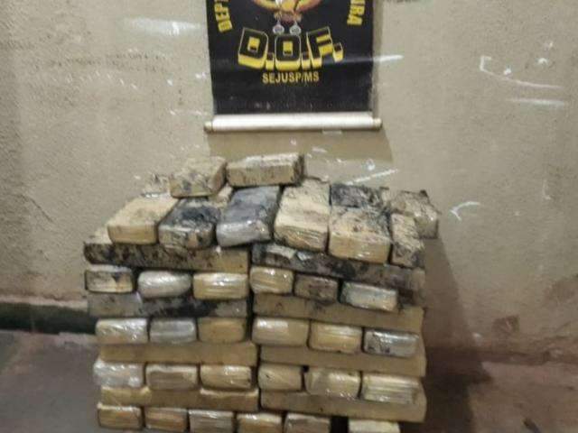 Foragido da Justi&ccedil;a &eacute; preso em bloqueio da pol&iacute;cia com 63 tabletes de maconha 