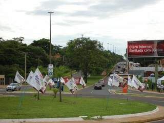 Movimentação de campanha no cruzamento das avenidas Mato Grosso e Via Parque, nesta manhã.