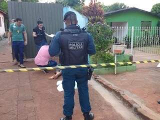 Policias e peritos na área isolada onde corpo foi encontrado na manhã deste domingo (dia 10). (Foto: Adalberto Domingos).