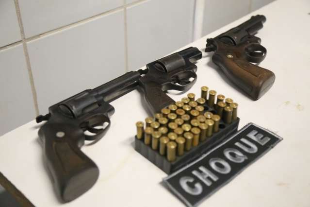 Den&uacute;ncia an&ocirc;nima leva pol&iacute;cia a prender homem com 3 armas e muni&ccedil;&otilde;es 