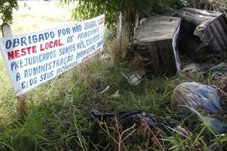 Os moradores colocaram um faixa para tentar impedir que as pessoas joguem lixo (Foto: Marcelo Victor)