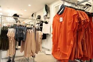 A cor laranja segue em alta e blusas podem ser encontradas a partir de R$ 49,90.