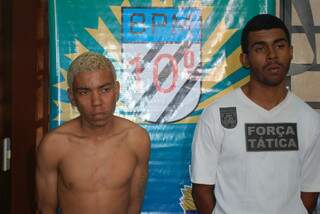 Evandro, sem camisa, e Adailton, foram presos pela Polícia Militar com ajuda de taxistas. (Foto: Simão Nogueira)