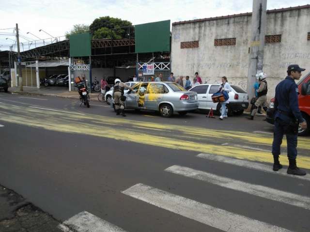 Durante acidente, tinta amarela atinge carro e  v&iacute;timas