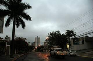 Campo Grande teve chuvas durante a madrugada e amanheceu com céu encoberto (Foto: Marcos Ermínio)