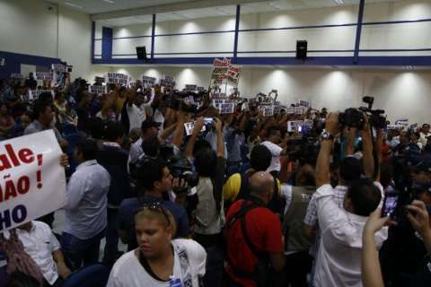 Manifestantes pró-Bernal tentam ganhar no “grito” vereadores da oposição