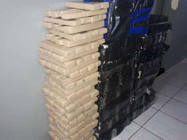 PRF prende dupla com 457 quilos de maconha que seria levada at&eacute; MG