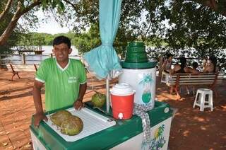Em vez de vender 30 cocos, Fábio está comercializando 50 por dia (Foto: Marcelo Calazans)