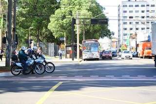 No cruzamento da Afonso Pena com a 14 de JUlho policiais do Batalhão de Trânsito fazem policiamento. (Fotos: Marcos Ermínio)