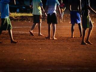 Meninos jogam bola em terreno no Jardim das Hotêrsias, cena comum numa tarde qualquer em um dos bairros da periferia da cidade (Foto: Marcos Ermínio)