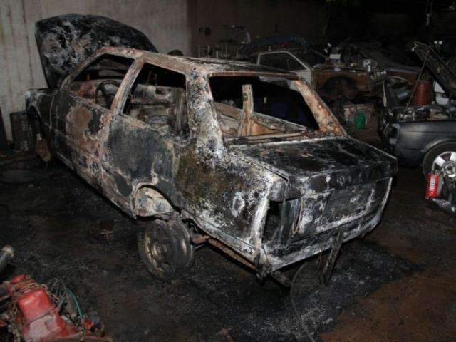 No quinto inc&ecirc;ndio do dia, carro &eacute; queimado em oficina mec&acirc;nica