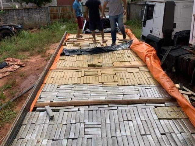 Pol&iacute;cia faz vig&iacute;lia por 12h e apreende carga de 3,5 toneladas de maconha