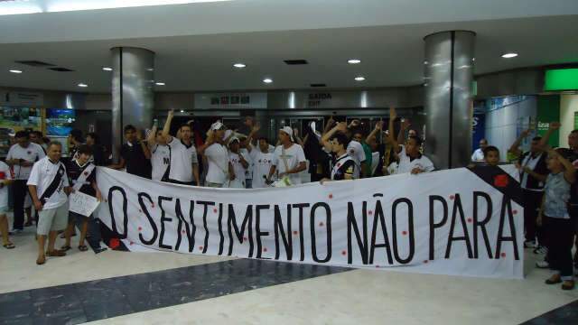  Torcedores esperam chegada do Vasco &agrave; Capital com batuque e gritos de guerra